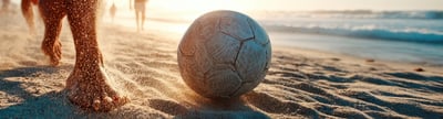 Teamsportler spielen Beachsoccer auf Sandplatz mit professioneller Ausrüstung