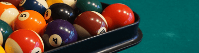 Billardshop für Freizeitspielerinnen und Freizeitspieler mit Billardtischen, Queues und Zubehör