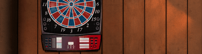 Elektronische Dartscheibe für Freizeitspiele, an der mehrere Personen gemeinsam spielen