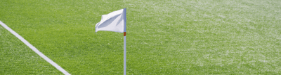 Fußball Eckfahnen und Begrenzungsstangen auf einem Sportplatz für Training und Spiel, geeignet für Teamsport
