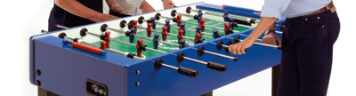 Mehrere Personen spielen gemeinsam Tischfußball an einem Kickertisch – ideal für Freizeit, Familie und Freunde