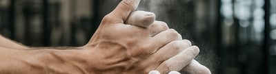 Magnesia in Blockform und Pulver als Zubehör für Turngeräte im Training und Wettkampf