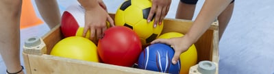 Verschiedene Schaumstoffbälle für Sport, Therapie und Spiel im Kübler Sport Onlineshop