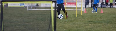 Verschiedene Trainingsbälle Fußball für Fußballtraining und Vereinsbedarf auf einem Kunstrasenplatz