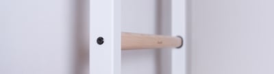 Metallsprossenwand in Weiß mit Holzsprossen