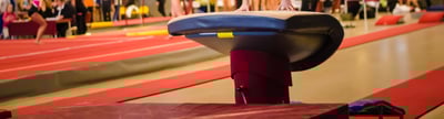 Sprungtisch in Sporthalle mit Niedersprungmatte