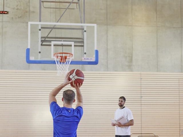 Den passenden Basketball w&auml;hlen: Basketballgr&ouml;&szlig;e & mehr | K&uuml;bler Sport