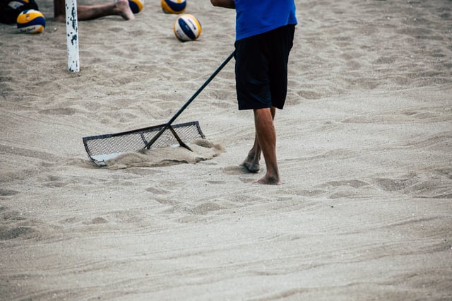 Beachvolleyballfeld &ndash; Tipps zu Pflege und Wartung | K&uuml;bler Sport