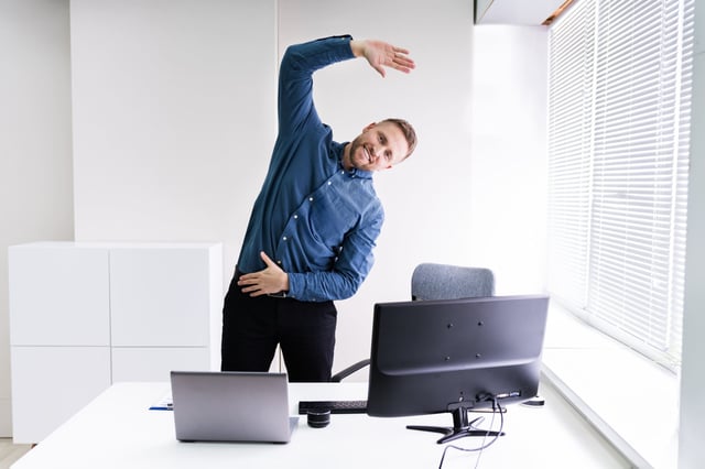 Bewegte Pause am Arbeitsplatz &ndash; &Uuml;bungen f&uuml;r zwischendurch | K&uuml;bler Sport