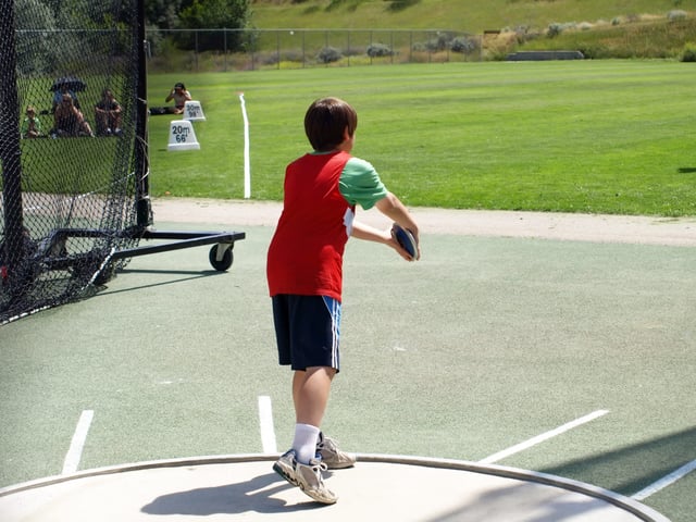Drehwurf lernen: Diskuswerfen im Schulsport & Kinderleichtathletik | K&uuml;bler Sport