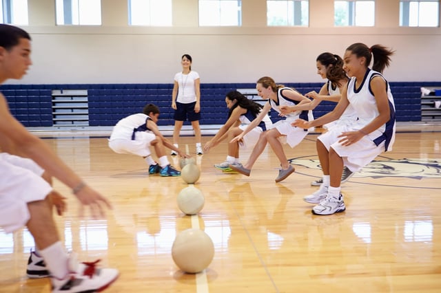 So spielt man Dodgeball | K&uuml;bler Sport