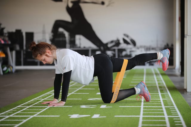 Effektive &Uuml;bungen mit dem Fitnessband | K&uuml;bler Sport