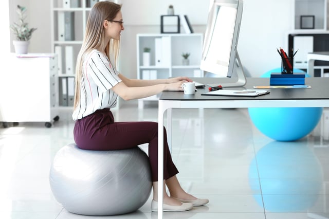Ergonomisch und dynamisch Sitzen: so geht’s! | K&uuml;bler Sport