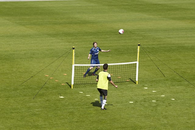 Fu&szlig;balltennis &ndash; die gelungene Abwechslung im Fu&szlig;balltraining | K&uuml;bler Sport