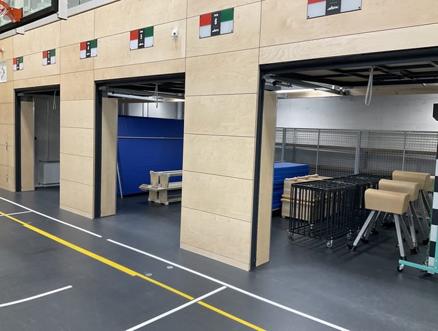 Perfekt organisiert: Ger&auml;teraum in der Sporthalle | K&uuml;bler Sport