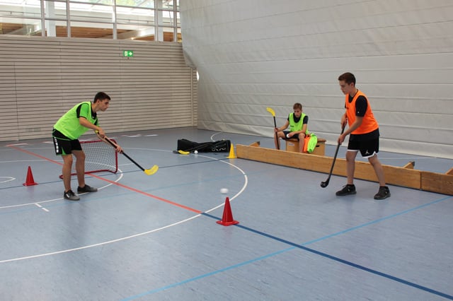 Hockey im Schulsport &ndash; spielnahe &Uuml;bungen | K&uuml;bler Sport