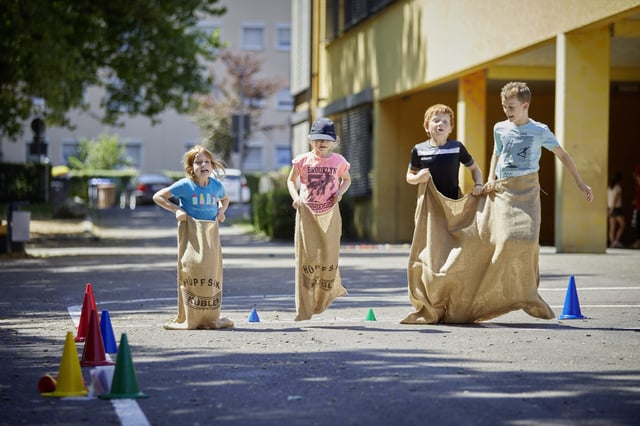Spielideen mit dem H&uuml;pfsack | K&uuml;bler Sport