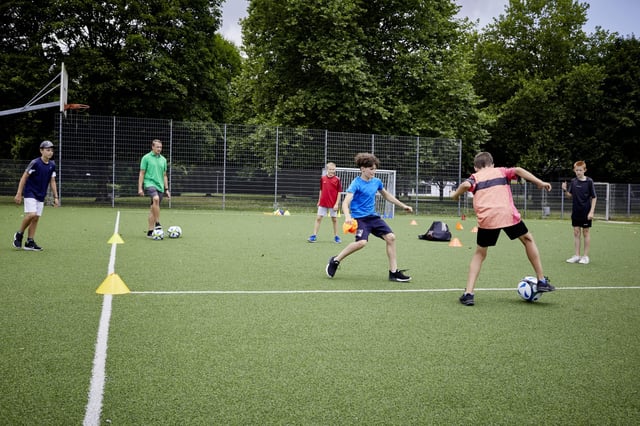 Viele Ballkontakte im Kinderfu&szlig;ball: Einfache &Uuml;bungen aus der Ballschule | K&uuml;bler Sport