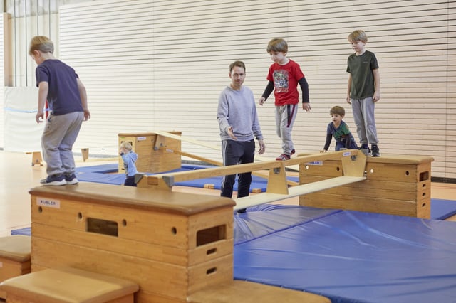 Kinderturnen: Spielerische F&ouml;rderung von Grundfertigkeiten | K&uuml;bler Sport