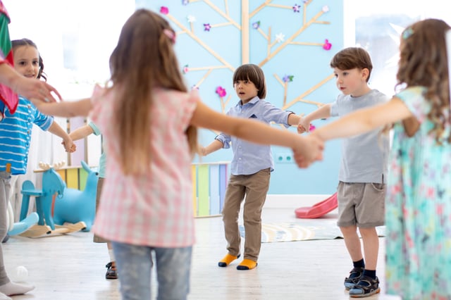 Kreisspiele im Kindergarten: Spa&szlig;ige Spielideen | K&uuml;bler Sport