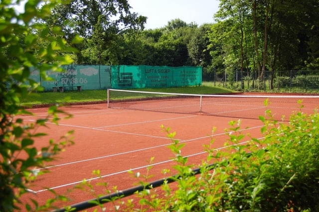 Tennis-Sandpl&auml;tze: To-dos zur Fr&uuml;hjahrsinstandsetzung | K&uuml;bler Sport