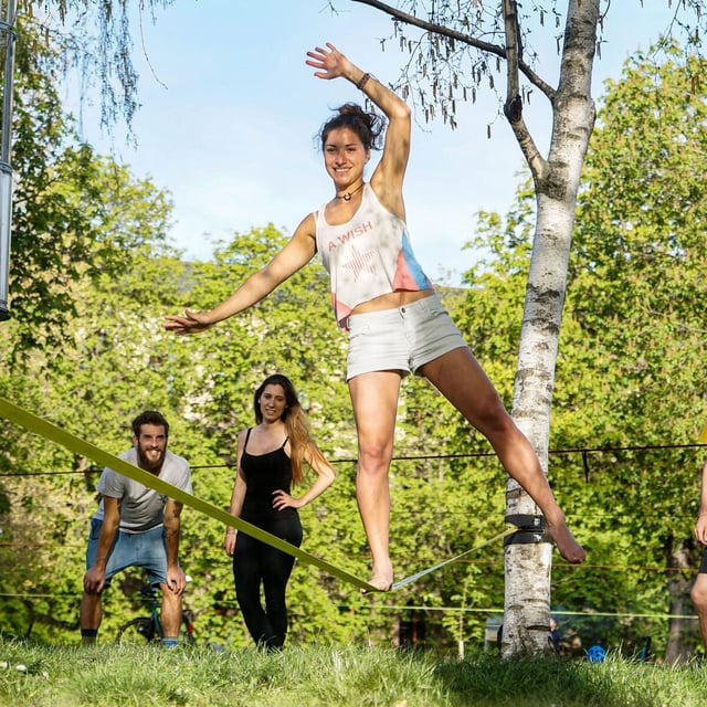 Slacklining &ndash; dein Guide zum Balanceakt | K&uuml;bler Sport