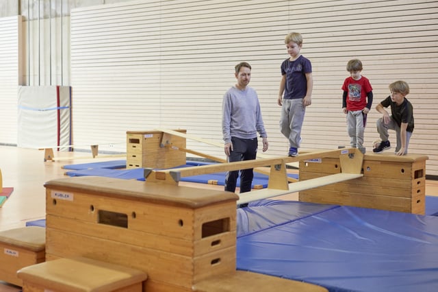 Die Turnbank &ndash; das Multitalent in der Sporthalle | K&uuml;bler Sport
