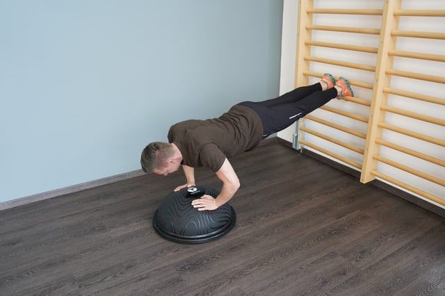 &Uuml;bungen mit dem Halbball Balancetrainer | K&uuml;bler Sport