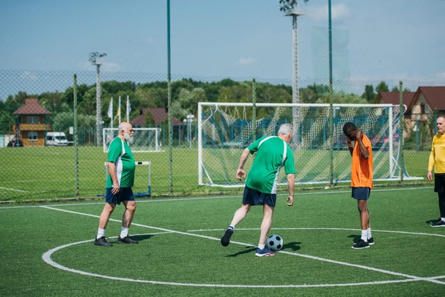 Walking Football &ndash; Fu&szlig;ball ohne Laufen, mit vollem Einsatz | K&uuml;bler Sport
