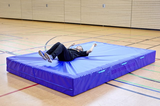 Spiele mit Weichbodenmatten | K&uuml;bler Sport