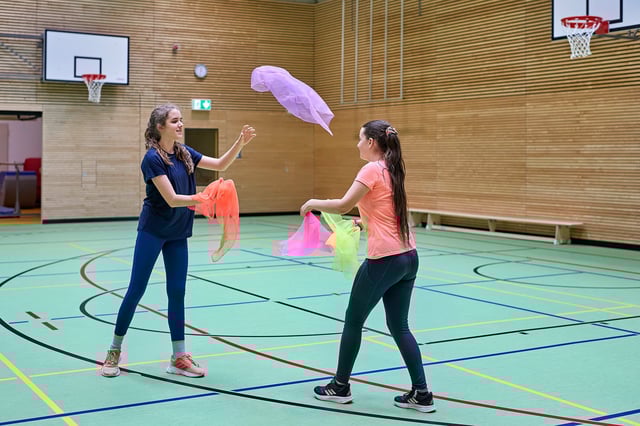 Bewegungsspiele mit Chiffontüchern | Kübler Sport