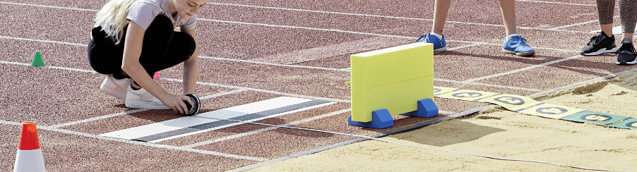 Hochwertiger Absprungbalken mit klarer Markierung – für präzise und sichere Absprünge im Weitsprung.