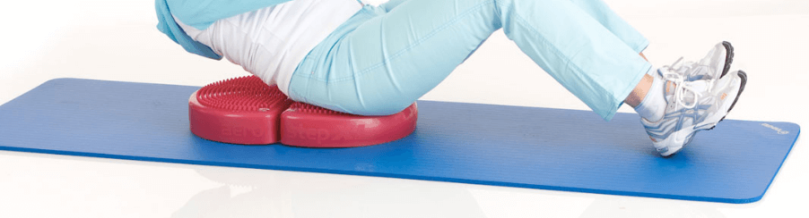 Fitnessbegeisterte nutzen den Aero Step für Balance- und Koordinationstraining