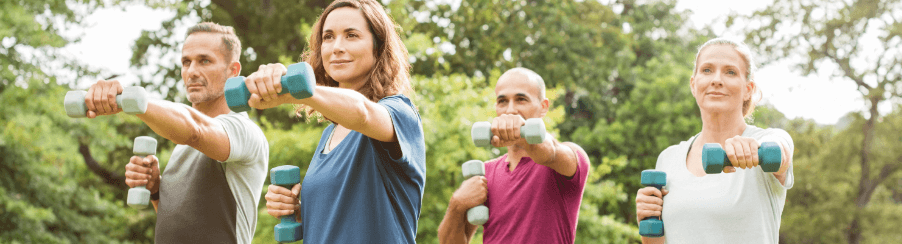 Gruppe von Menschen trainiert mit Aerobic-Hanteln im Freien