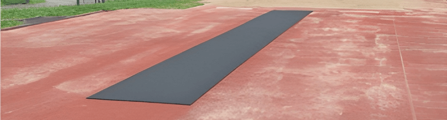 Mobile und platzsparend aufrollbare Anlaufbahn für den Weitsprung – mit rutschfester Oberfläche und klaren Markierungen, ideal für Training und Wettkampf.