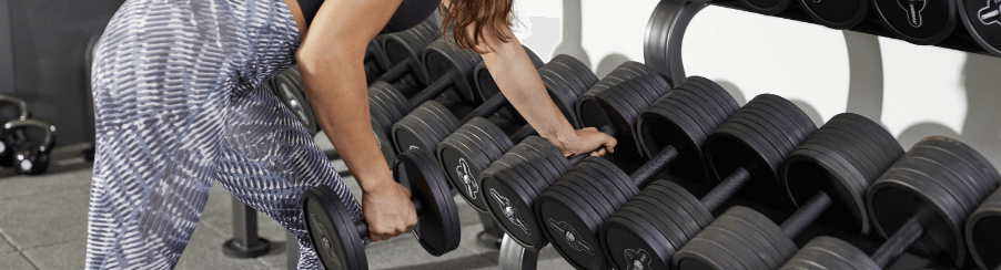 Kaufen Sie Kurzhanteln im Hantelständer – perfekt organisiert und ideal für platzsparende Aufbewahrung.