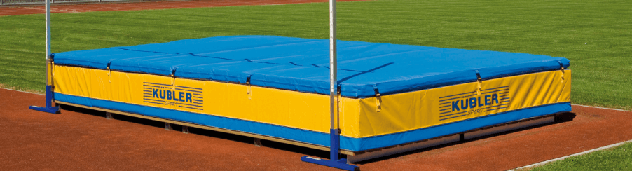 Weiche und stoßdämpfende Hochsprungmatte für eine sichere Landung nach dem Sprung.