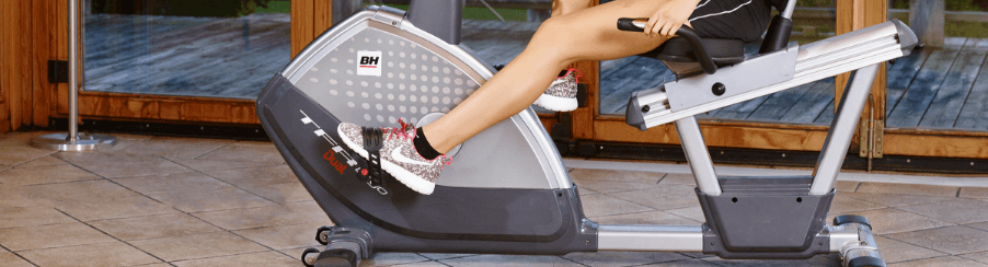 Fitness Enthusiast auf einem Liegeergometer beim Ausdauertraining