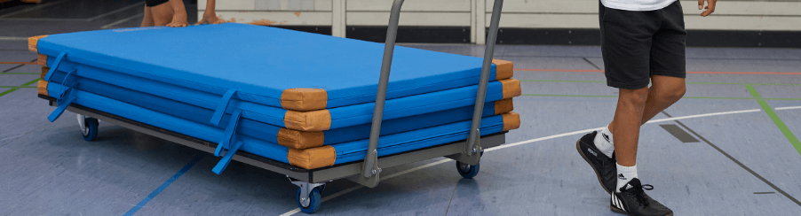 Robuster Mattenwagen für den sicheren Transport und die Lagerung von Sportmatten in der Sporthalle.
