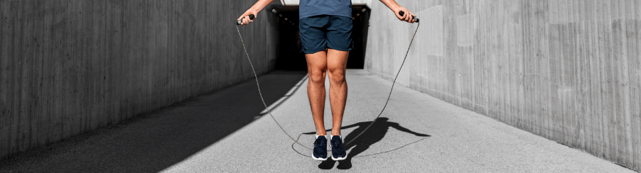 Sportliches Springseil in Aktion – ideal für Ausdauer, Koordination und Fitness.