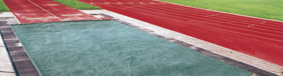 Robuste Sprunggrubenabdeckungen zum Schutz der Weitsprunggrube vor Witterung, Verschmutzung und Beschädigung – ideal für den ganzjährigen Einsatz im Außenbereich.