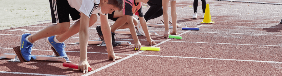 Dynamischer Staffellauf – ein Teamwettbewerb in der Leichtathletik, bei dem Geschwindigkeit und Präzision im Fokus stehen.