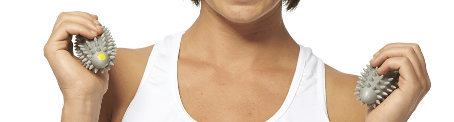 Fitness-Enthusiastin beim Training mit Walking Hanteln