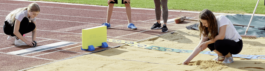Nützliches Zubehör für den Weitsprung – für Pflege, Vorbereitung und Messung im Trainings- und Wettkampfbetrieb.