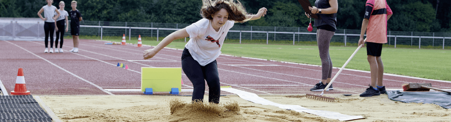 Komplett ausgestattete Weitsprunganlage für Training und Wettkampf im Schul- oder Vereinssport.
