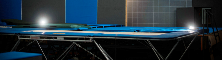 Ein professionelles Wettkampftrampolin für den Einsatz im Gerätturnen – mit stabiler Rahmenkonstruktion und Sicherheitspolsterung für Training und Wettkampf.