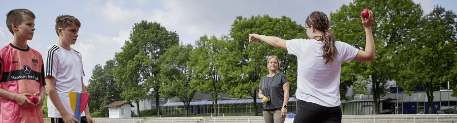 Leichtathletik Wurfball für Training und Wettkampf auf rotem Hintergrund