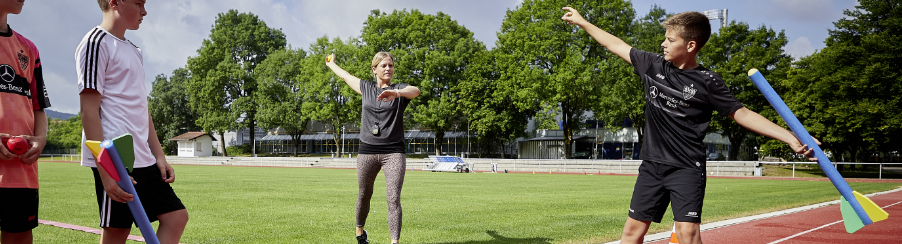 Verschiedene Wurfgeräte für die Leichtathletik – darunter Kugeln, Speere, Disken und Hammer – ideal für Training und Wettkampf auf jedem Leistungsniveau.