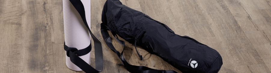 Funktionale Yogatasche zum sicheren Transport von Yogamatte und Zubehör – ideal für Studio und Reisen.