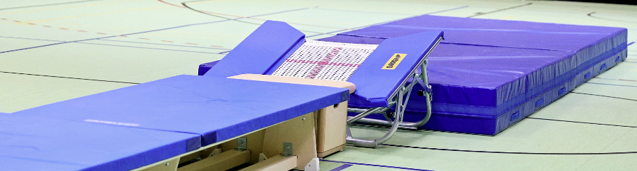 Minitrampolin in einer Sporthalle